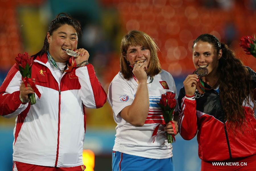 Gold medalist Irina Tarasova (C) of Russia poses with silver medalist Liu Xiangrong (L) of China and Natalia Duco of Chile during the awarding ceremony after the women's shot put final at the 27th Summer Universiade in Kazan, Russia, July 11, 2013. Tarasova won the gold medal with 18.75 meters. (Xinhua/Meng Yongmin) 