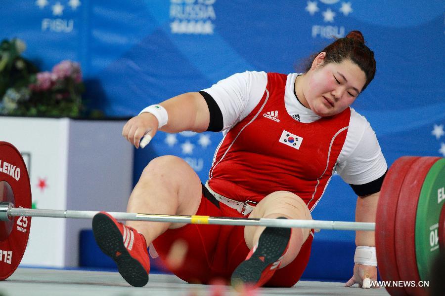 Lee Hui Sol of South Korea competes during the women's +75kg weightlifting competition at the 27th Summer Universiade in Kazan, Russia, July 11, 2013. Lee Hui Sol won the bronze medal with a weight of 268kg. (Xinhua/Ren Yuan) 