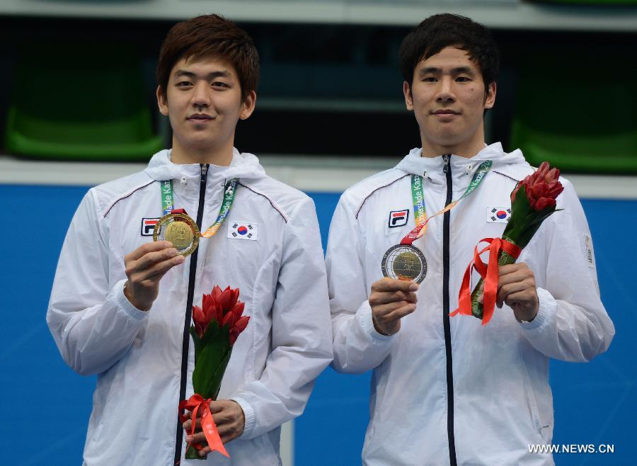 Lee Yong Dae (L) and Ko Sung Hyun of South Korea pose during the awarding ceremony after the men's doubles final match of badminton event against Ivan Sozonov and Vladimir Ivanov of Russia at the 27th Summer Universiade in Kazan, Russia, July 11, 2013. Lee Yong Dae and Ko Sung Hyun won the gold medal with 3-0. (Xinhua/Kong Hui)