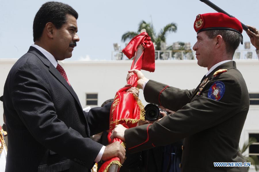Venezuelan President Nicolas Maduro (L) takes part in the National Bolivarian Armed Forces military commands transmission ceremony at the Honor Courtyard of the Military Academy, in Caracas, Venezuela, on July 11, 2013. (Xinhua/AVN)