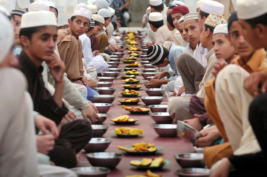 Pakistani Muslims pray before breaking their fast People's Daily Online