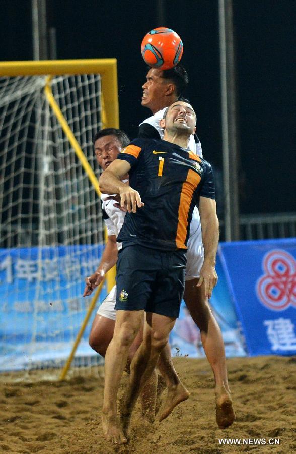 Jaeger (Front) of Australia competes during the men's beach soccer match against Vietnam at the 4th Asian Beach Games in Haiyang, east China's Shandong Province, July 11, 2013. Australia won 7-2. (Xinhua/Zhu Zheng)