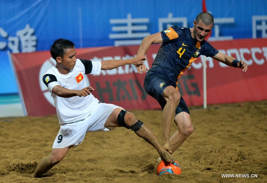 Phung Tan Hung (L) of Vietnam competes during the men's beach soccer match against Australia at the 4th Asian Beach Games in Haiyang, east China's Shandong Province, July 11, 2013. Vietnam lost 2-7. (Xinhua/Zhu Zheng)
