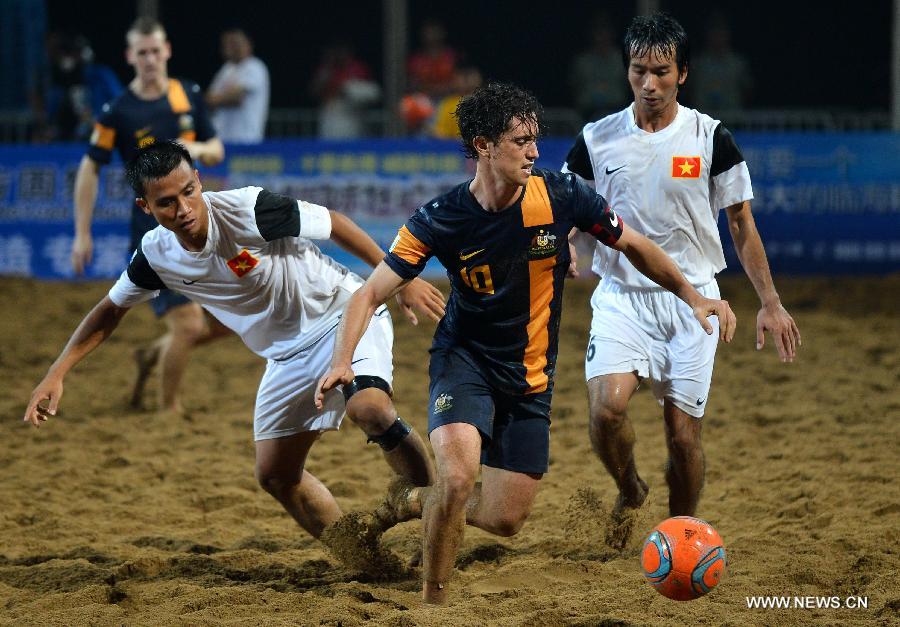 Michael Martricciani (C) of Australia competes during the men's beach soccer match against Vietnam at the 4th Asian Beach Games in Haiyang, east China's Shandong Province, July 11, 2013. Australia won 7-2. (Xinhua/Zhu Zheng)