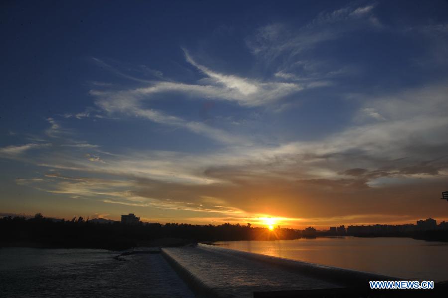 Photo taken on July 11, 2013 shows the sunset over the Wanquan River in Qionghai City, south China's Hainan Province, July 11, 2013. (Xinhua/Meng Zhongde)