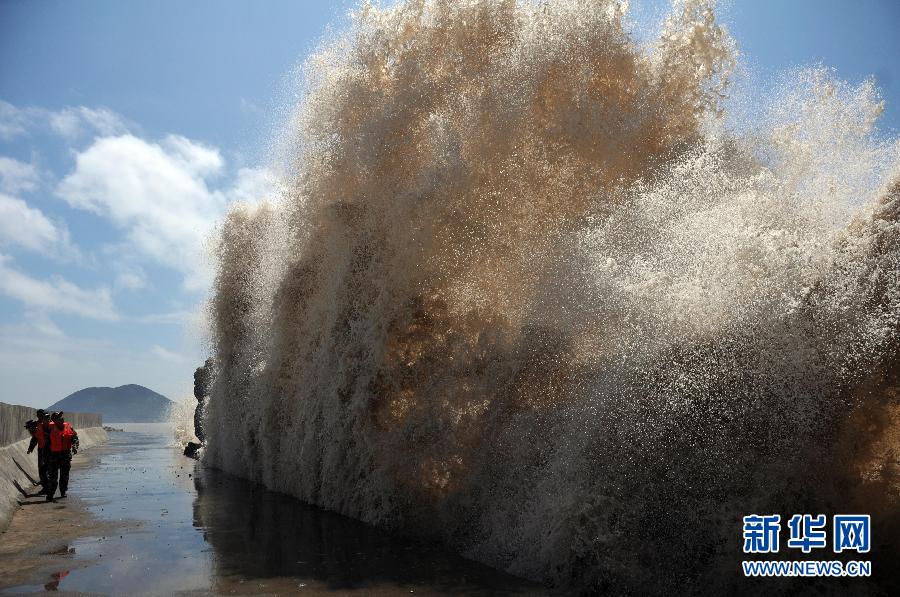 Giant waves surge up against the shoreline of Diaobin fishing port in Wenling city, East China's Zhejiang province, on July 12, 2013. China’s Central Meteorological Observatory issued a yellow-level wave warning for Typhoon Soulik on Friday morning, saying the super typhoon is moving northwest at a speed of 22 km/h. Soulik is forecast to approach Taiwan's east coast and affect waters off the mainland's coastal provinces of Zhejiang and Fujian. (Xinhua photo)