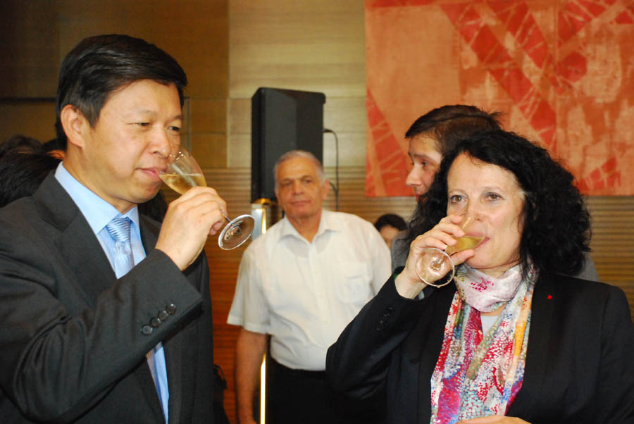 A reception is held today at the French Embassy in Beijing to celebrate the National Day of France (also known as “Bastille Day”). Song Tao, Chinese Vice Foreign Minister attended the reception. (Guo Jia/ People's Daily Online)