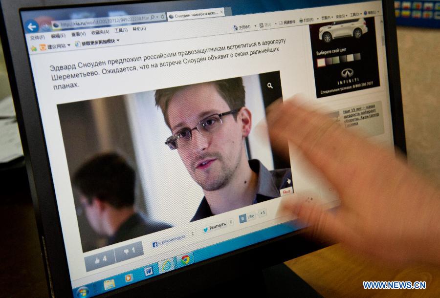 A journalist browses the website with the news about former U.S. spy agency contractor Edward Snowden in Moscow, Russia, July 12, 2013. Edward Snowden planned to meet Russian activists, lawyers as well as representatives from other organizations on Friday, the Interfax news agency reported. (Xinhua/Jiang Kehong)