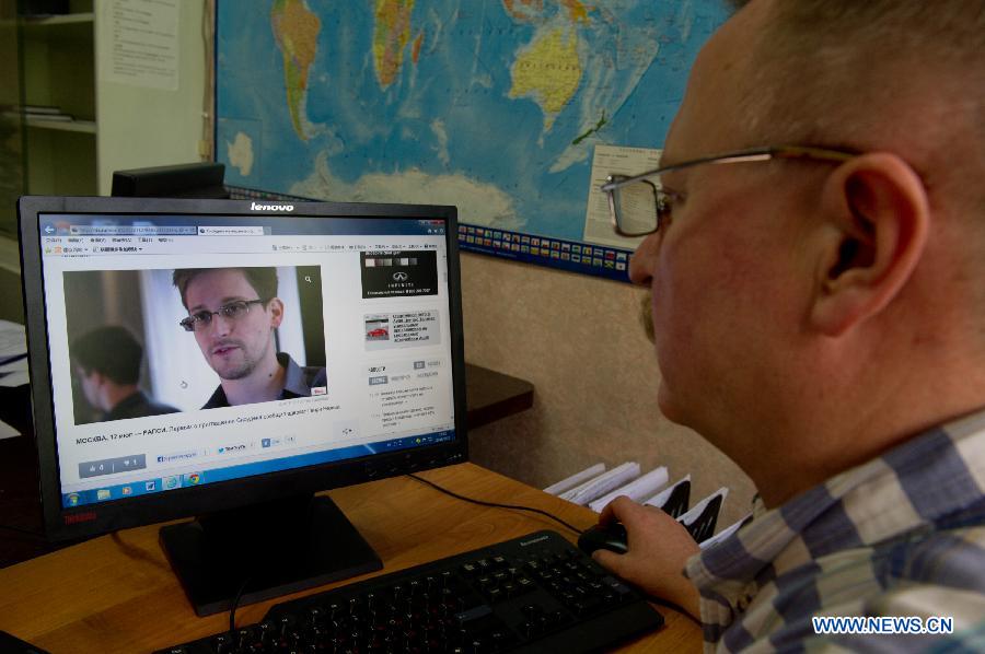 A journalist browses the website about former U.S. spy agency contractor Edward Snowden in Moscow, Russia, July 12, 2013. Edward Snowden planned to meet Russian activists, lawyers as well as representatives from other organizations on Friday, the Interfax news agency reported. (Xinhua/Jiang Kehong)