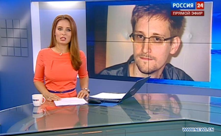 The video clip of Russian national TV news program on July 12, 2013 shows a news anchor talking about former U.S. spy agency contractor Edward Snowden in Moscow, Russia. Edward Snowden planned to meet Russian activists, lawyers as well as representatives from other organizations on Friday, the Interfax news agency reported. (Xinhua/Jiang Kehong)