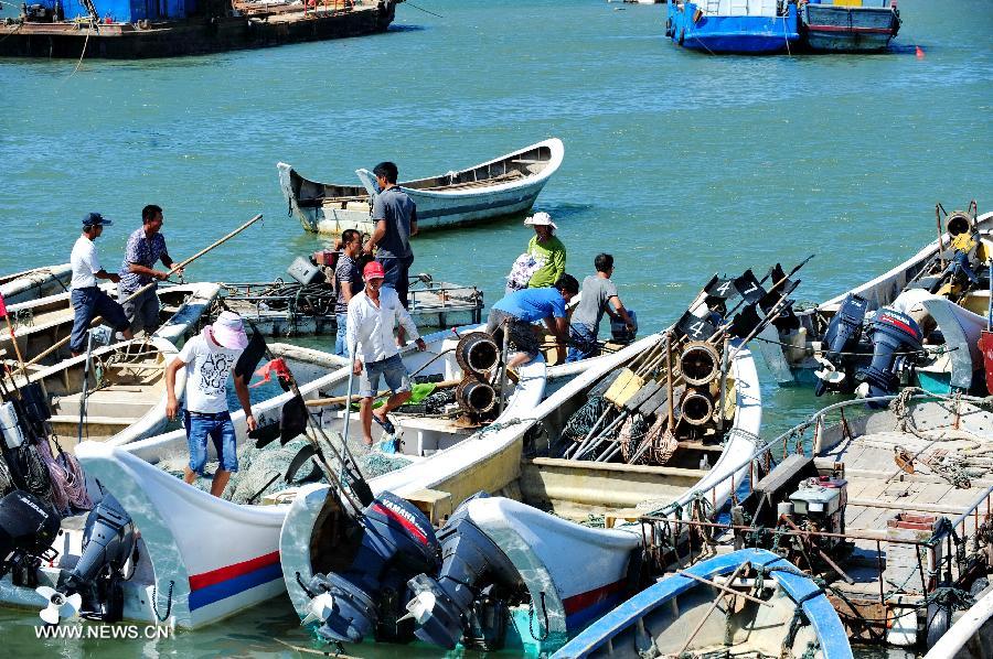 Villagers anchor their fishing boats at the port in Pinghai Village in Putian City, southeast China's Fujian Province, July 12, 2013. Typhoon Soulik is expected to hit or pass waters near southeast China's Taiwan late Friday or early Saturday morning before landing on the mainland on Saturday, according to the National Marine Environmental Forecasting Center. (Xinhua/Lin Shanchuan) 