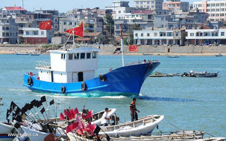 Fishing boats move to the port for shelter in Pinghai Village in Putian City, southeast China's Fujian Province, July 12, 2013. Typhoon Soulik is expected to hit or pass waters near southeast China's Taiwan late Friday or early Saturday morning before landing on the mainland on Saturday, according to the National Marine Environmental Forecasting Center. (Xinhua/Lin Shanchuan)  