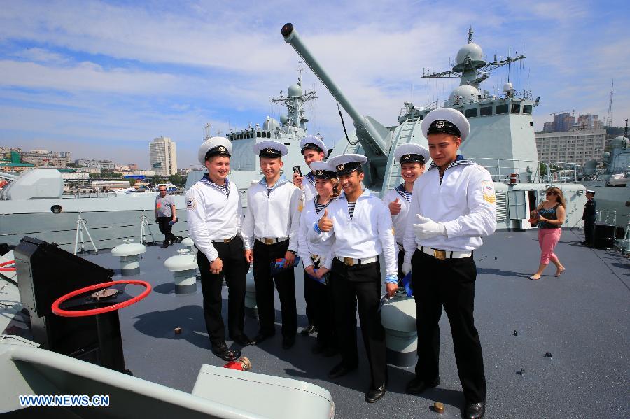 Russian navy soldiers visit the Chinese Navy Shijiazhuang guided-missile destroyer at the port in Vladivostok, Russia, July 6, 2013. The Chinese Navy Shijiazhuang guided-missile destroyer, which is participating in the "Joint Sea-2013" joint naval drills of China and Russia, opened to the public and Russian navy soldiers on Saturday. (Xinhua/Zha Chunming) 