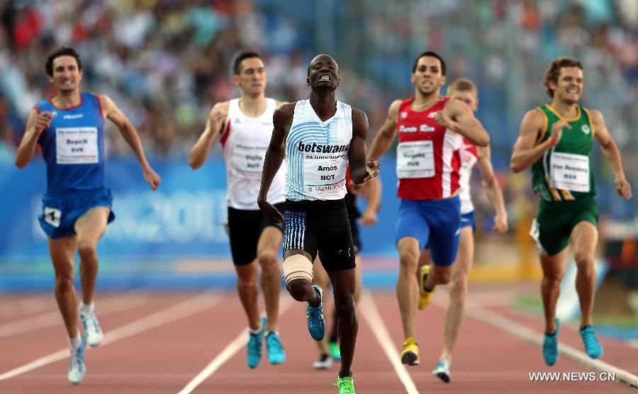 Nijel Amos of Botswana (C) competes during the men's 800m final at the 27th Summer Universiade in Kazan, Russia, July 12, 2013. Amos won the gold with 1 minute and 46.53 seconds. (Xinhua/Li Ying) 