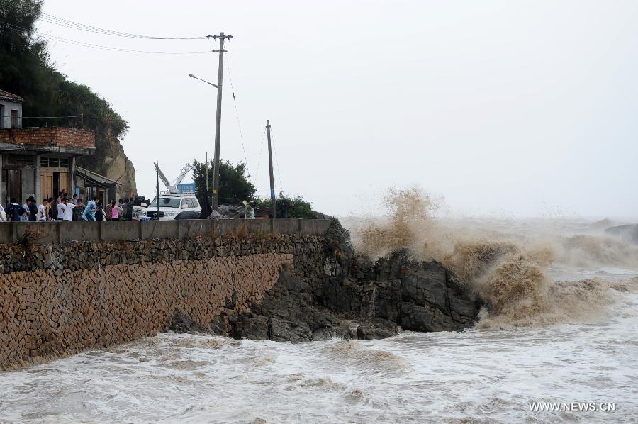Big waves hit a sea dike in Cangnan County, east China's Zhejiang Province, July 13, 2013. Typhoon Soulik is expected to make a landfall in Fujian and Zhejiang provinces on the Chinese mainland between Saturday noon and late afternoon after it passes Taiwan. (Xinhua/Ju Huanzong) 