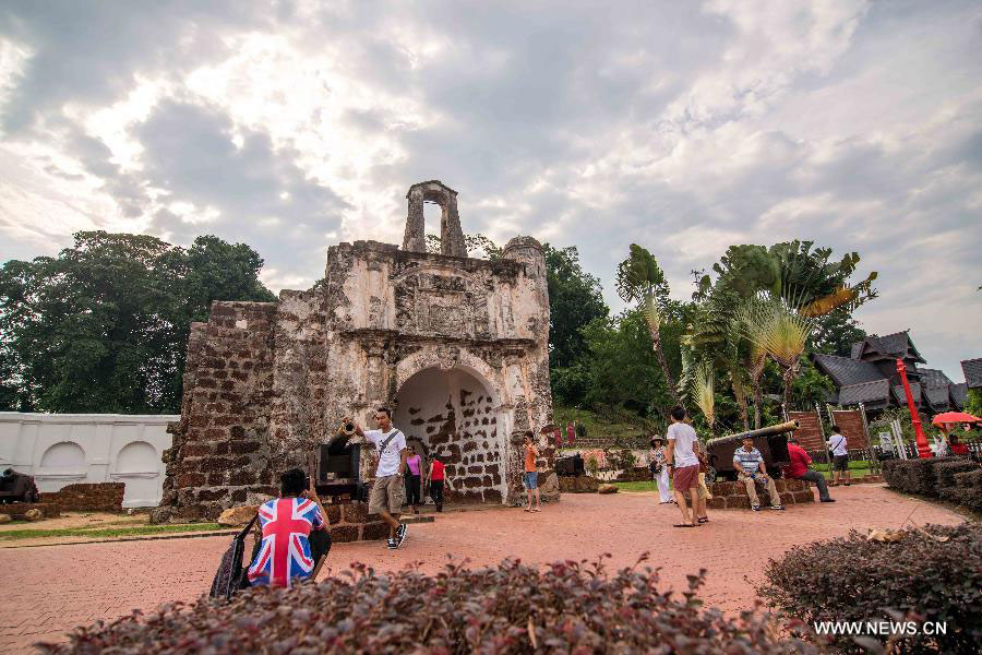 Photo taken on July 12, 2013 shows Porta de Santiago with Portuguese and Dutch characteristics in Melaka, Malaysia. Melaka and George Town, historic cities of the Straits of Malacca, were inscribed onto the list of UNESCO World Heritage Site in July 2008. (Xinhua/Chong Voon Chung) 