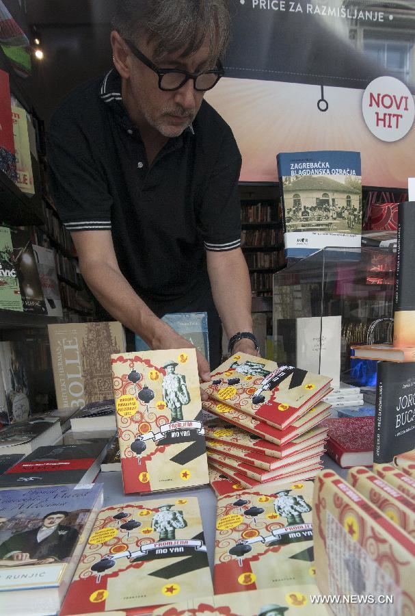 A salesman arranges the Croatian edition of Chinese novelist Mo Yan's work "Change" in a bookstore in Zagreb, capital of Croatia, July 13, 2013. Croatian publishing company Fraktura published first translation of Mo Yan's work in Croatia. Mo Yan won the 2012 Nobel Prize for Literature. (Xinhua/Miso Lisanin) 