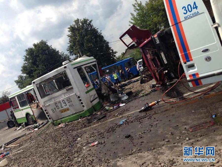 The photo shows the crash accident site in Moscow, Russia, on July 13, 2013. At least 15 people were killed and dozens injured on Saturday when a truck crashed into a bus in Moscow, the Emergency Situations Ministry said. (Xinhua)