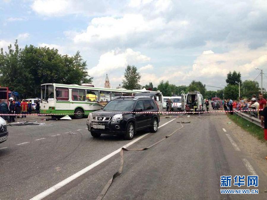 The Photo shows the crash accident site in Moscow, Russia, on July 13, 2013. At least 15 people were killed and dozens injured on Saturday when a truck crashed into a bus in Moscow, the Emergency Situations Ministry said. (Xinhua)