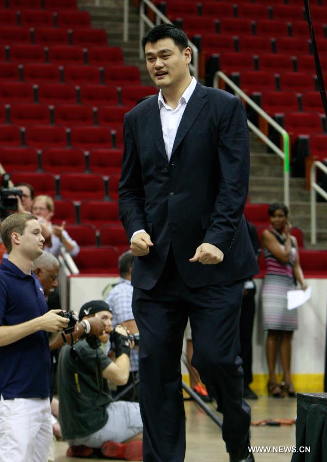 Former Rockets player Yao Ming reacts before the news conference and welcoming ceremony for Dwight Howard's joining Houston Rockets in Houston, the United States, July 13, 2013. (Xinhua/Song Qiong) 