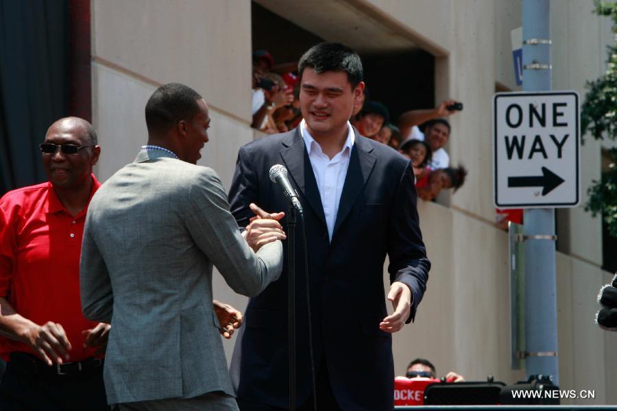 Former Rockets player Yao Ming (R) greets Dwight Howard during the welcoming ceremony for Howard's joining Houston Rockets in Houston, the United States, July 13, 2013. (Xinhua/Song Qiong)