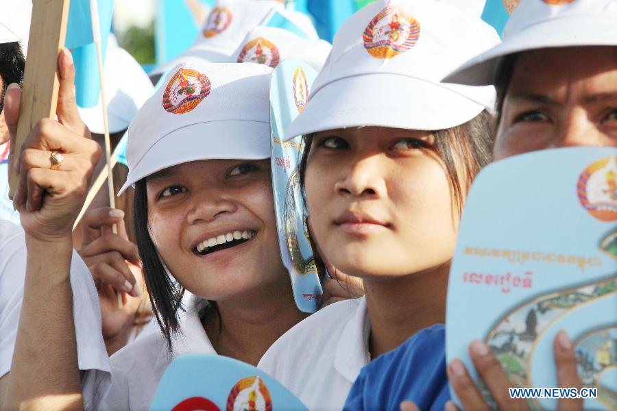 Garment and footwear workers attend a rally in Phnom Penh July 14, 2013. Around 10,000 garment and footwear workers took part in the rally on Sunday to round up votes for the ruling Cambodian People's Party ahead of the fifth National Assembly elections on July 28. (Xinhua/Phearum)