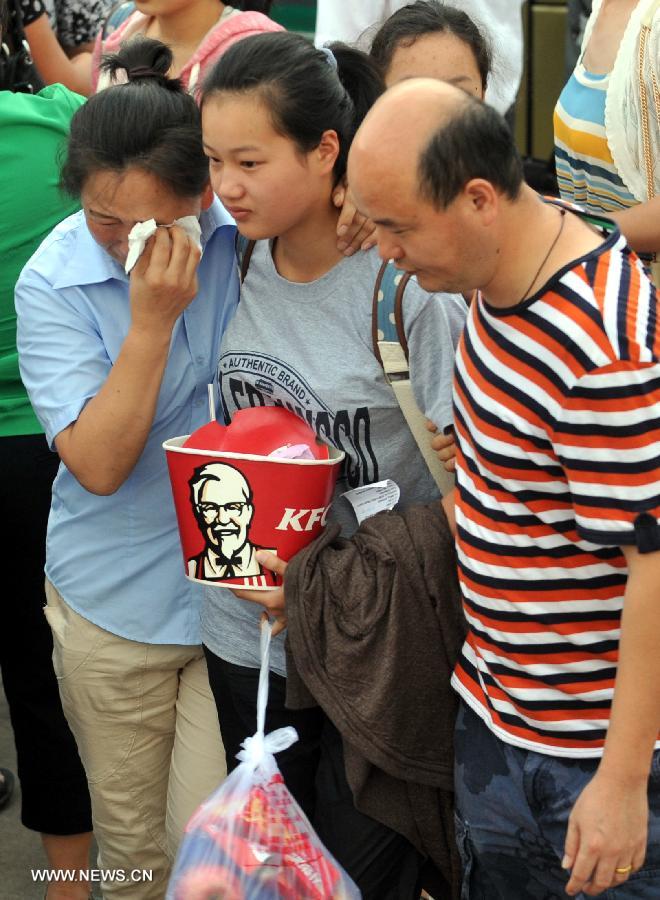 A girl arrives at Jiangshan Middle School in Jiangshan, east China's Zhejiang province, July 14, 2013. A total of 31 students and teachers who were held up in the U.S. by the crashed Asiana Airlines Flight 214 at the San Francisco International Airport returned to Beijing on Saturday and reached home on Sunday. Two Chinese girls were killed on the spot during the crash on July 6. Another girl died on July 12 after succumbing to injuries. (Xinhua/Wang Dingchang)