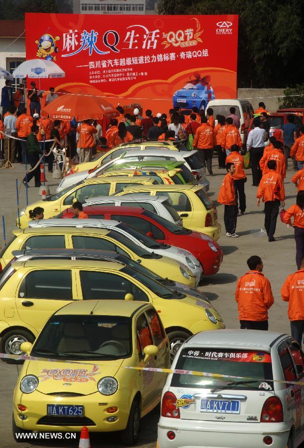 File photo taken on Oct. 28, 2006 shows people gathering their Chery QQ cars for a race in Chengdu, capital of southwest China's Sichuan Province. (Xinhua)