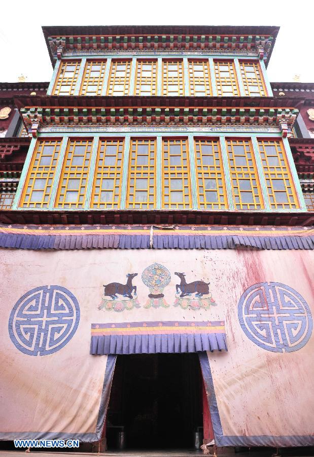 Photo taken on July 10, 2013 shows a building at the Tsurpu Monastery near Doilungdeqen County, southwest China's Tibet Autonomous Region. Founded in 1189, Tsurpu serves as the traditional seat of the Karma Kagyupa, or "White Hat Sect," of Tibetan Buddhism. (Xinhua/Liu Kun)