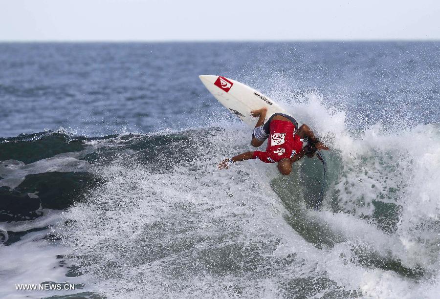 Frederick Patacchia of the United States competes during El Salvador's Reef Pro Cup 2013 in La Libertad, El Salvador, on July 10, 2013. (Xinhua/Oscar Rivera)