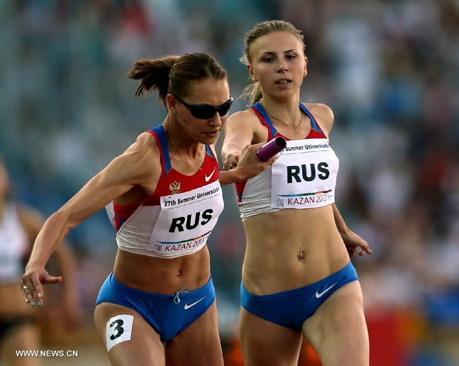 Ksenia Ustalova (L) and Ekaterina Renzhina of Russia compete during the women's 4x400 relay final at the 27th Summer Universiade in Kazan, Russia, July 12, 2013. Team Russia won the gold with 3 minutes and 26.61 seconds. (Xinhua/Li Ying)