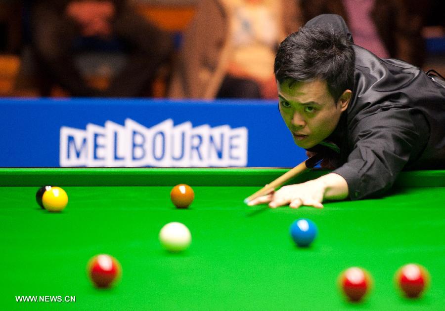 Marco Fu of China's Hong Kong competes during his semifinal match against Robert Milkins of England at the World Snooker Australian Open in Bendigo, Australia, July 13, 2013. Marco Fu won 6-4. (Xinhua/Bai Xue)