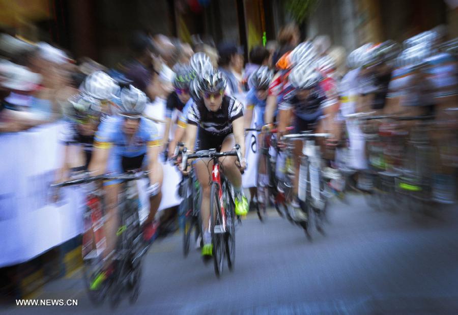 Cyclists compete during the Gastown Grand Prix championship in Vancouver, Canada, July 10, 2013. (Xinhua/Liang Sen) 
