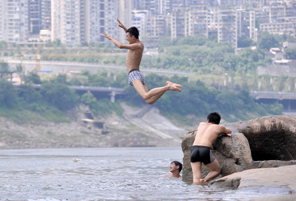 Getting wet might be the best way to cool down. (Li Wenbin / for China Daily)