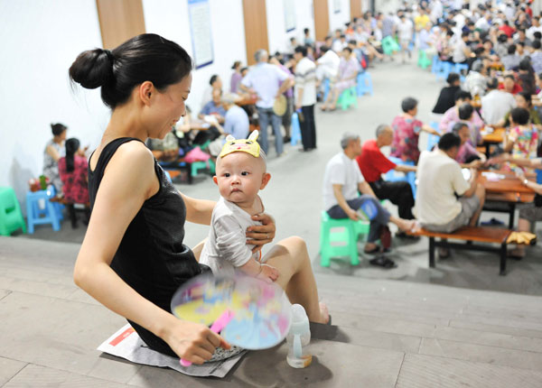 When Chongqing feels the heat at 37 C, the life of residents gravitates toward underground shelter. (Liu Chan / Xinhua)