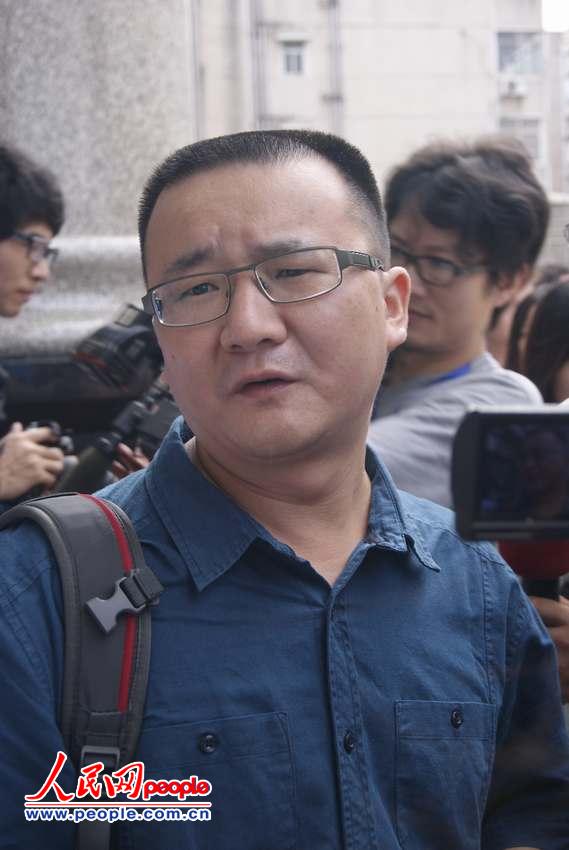 Tang Hui's lawyer in front of the high court in central China's Hunan Province. (photo/People's Daily Online) 