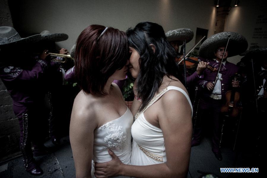 A same sex couple kiss after getting married in a collective gay wedding in Mexico City, capital of Mexico, on July 14, 2013. The collective gay wedding celebrated in Mexico's capital, was presided by Mexico's City Head of Government, Miguel Angel Mancera, according to the local press. (Xinhua/Pedro Mera)