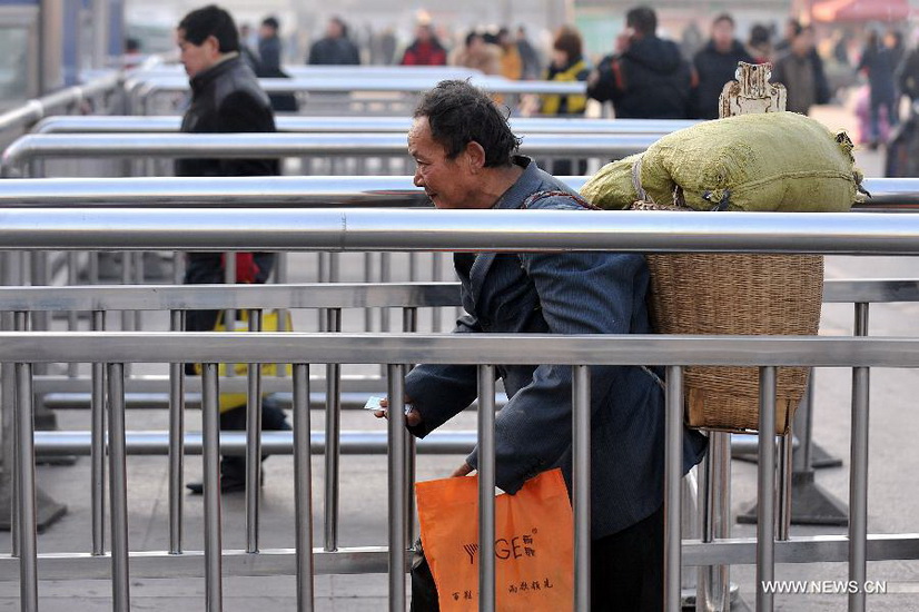 An immigrant worker walks into the Taiyuan Railway Station in Taiyuan, capital of north China's Shanxi Province, Jan. 8, 2013. As the Spring Festival draws near, immigrant workers have begun to go home for a family reunion, leading a travel peak at the railway station. (Xinhua/Yan Yan) 