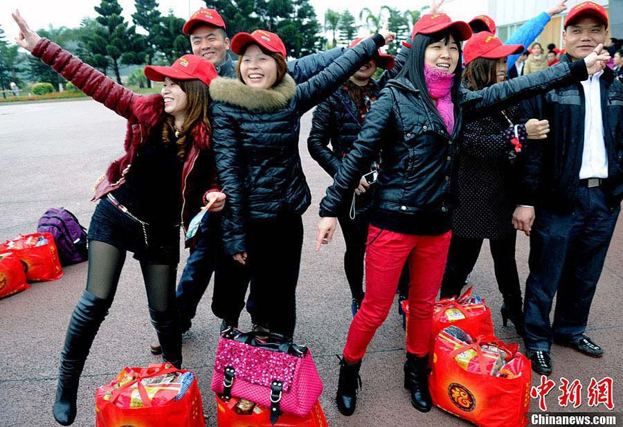 Outstanding migrant workers dance “Gangnam style” before getting on a special plane that will take them home to reunite with the family during Spring Festival holiday. "Free ride home on a special plane" farewell ceremony to outstanding migrant workers in Fuzhou was held in Changle airport on Feb 03, 2013.  (CNS/Liu Kegeng)