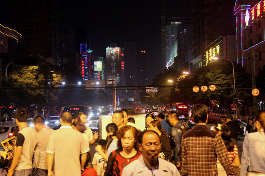 The nighttime crowd at Lanzhou's Zhongshan Bridge. (CRIENGLISH.com/WilliamWang)