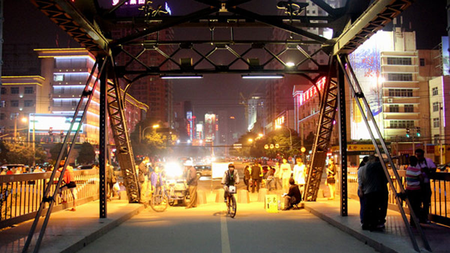 A cyclist crosses Lanzhou's Zhongshan Bridge. (CRIENGLISH.com/WilliamWang)