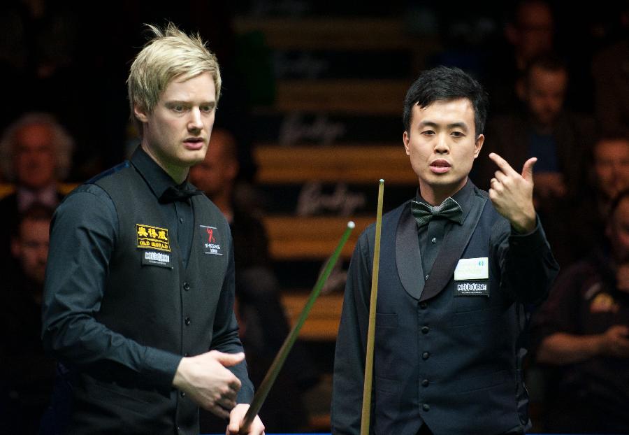 Neil Robertson (L) of Australia and Marco Fu of China's Hong Kong react during the final match at the 2013 Australian Goldfields Snooker Open in Bendigo, Australia, July 14, 2013. Marco Fu won 9-6 to claim the title. (Xinhua/Bai Xue)