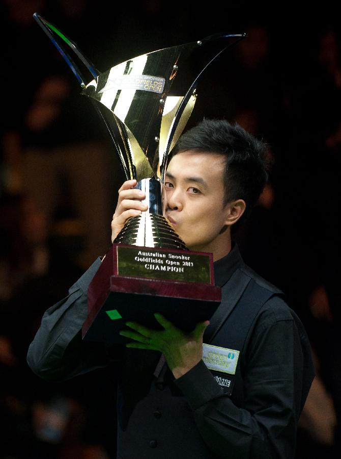 Marco Fu of China's Hong Kong kisses the trophy after winning his final match against Neil Robertson of Australia at the 2013 Australian Goldfields Snooker Open in Bendigo, Australia, July 14, 2013. Marco Fu won 9-6 to claim the title. (Xinhua/Bai Xue)