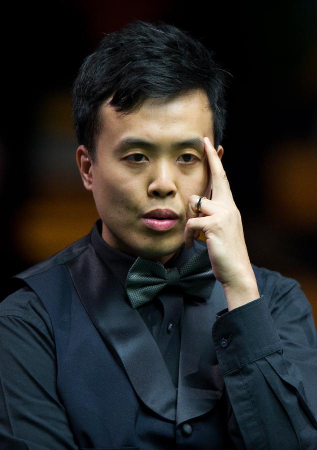 Marco Fu of China's Hong Kong reacts during his final match against Neil Robertson of Australia at the 2013 Australian Goldfields Snooker Open in Bendigo, Australia, July 14, 2013. Marco Fu won 9-6 to claim the title. (Xinhua/Bai Xue)