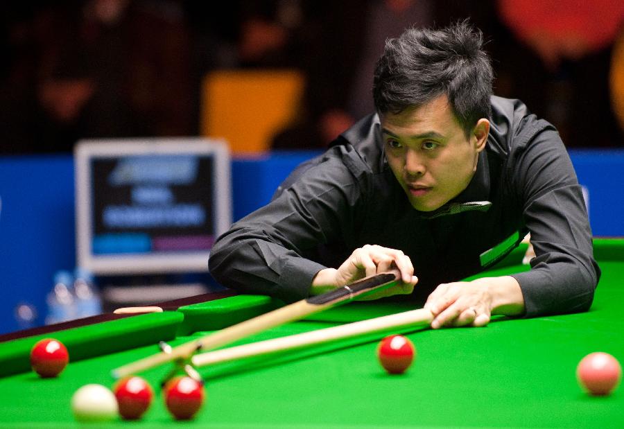 Marco Fu of China's Hong Kong competes during his final match against Neil Robertson of Australia at the 2013 Australian Goldfields Snooker Open in Bendigo, Australia, July 14, 2013. Marco Fu won 9-6 to claim the title. (Xinhua/Bai Xue)