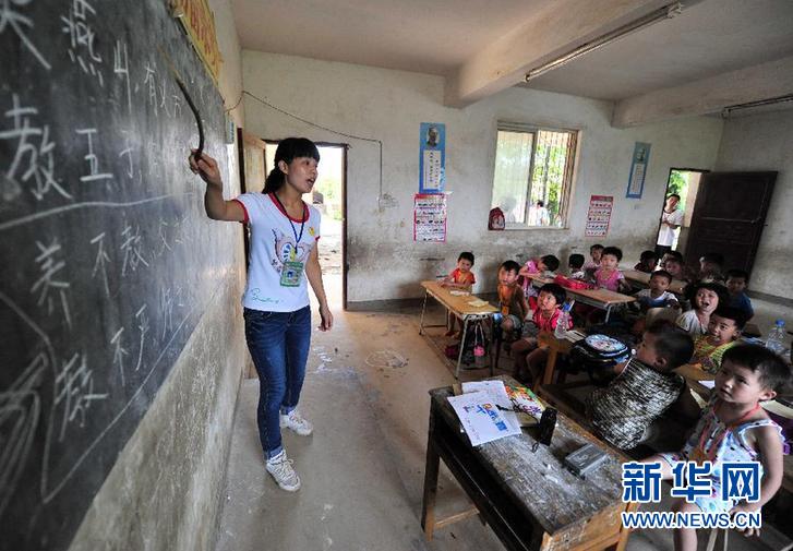 Universities' students from Hubei do aid education in Jiangxi(Xinhua photo)