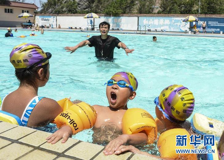 Little homework to prove Children's happy summer vacation in Urumqi(Xinhua photo)