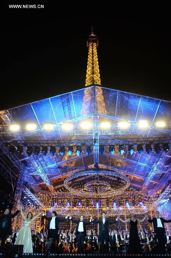 Chinese pianist Lang Lang (3rd R) and French singers sing songs during the national day concert held in Paris, France, on July 14, 2013. (Xinhua/Li Genxing)