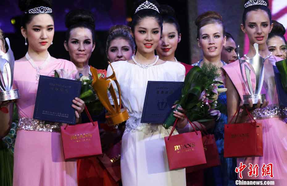 Models at the Chinese final of the 8th Asian Super Model Contest in Nanning, Guangxi, July 14, 2013.(ecns.cn)
