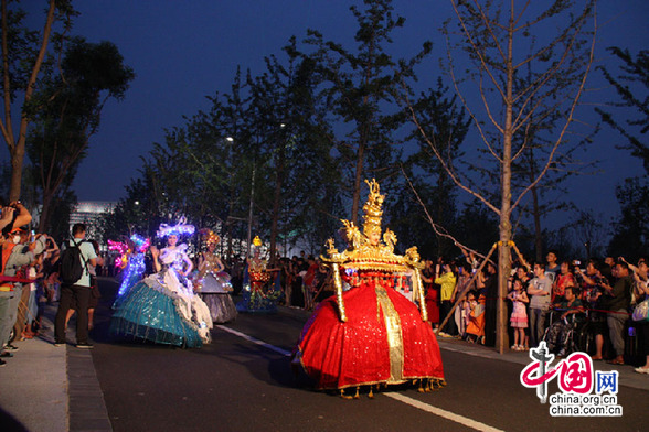 The photo taken on July 12 shows a trial operation at night at Beijing's Garden Expo Park. Starting July 19, the park will be open at night from 6:00 p.m. to 10:00 p.m. on every Friday and Saturday until September 20, staging light shows, float parades, international carnivals and more. (Photo: china.org.cn)